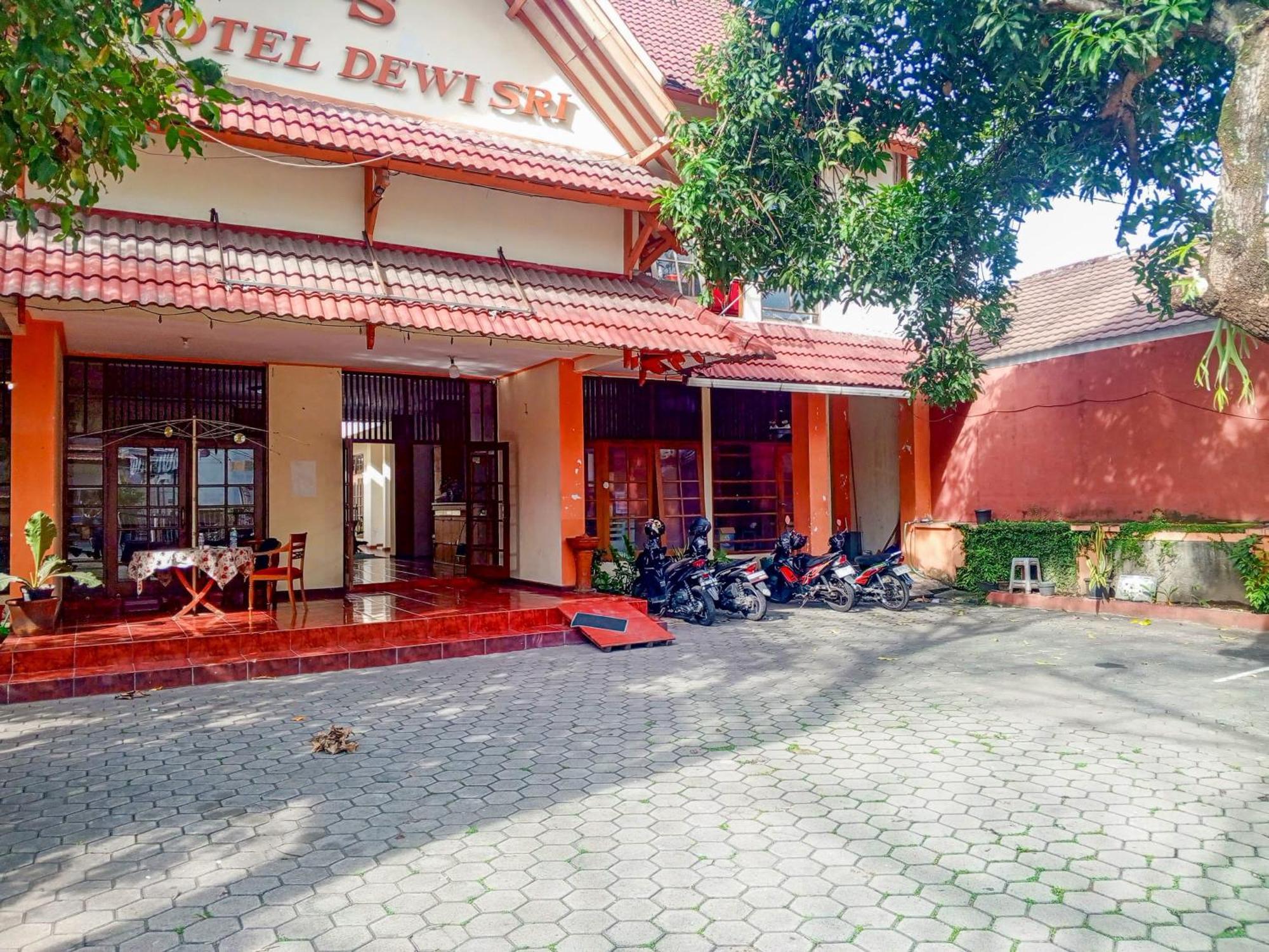 โอโย 759 โฮเต็ล เทวีศรี Hotel ยอกยาการ์ตา ภายนอก รูปภาพ